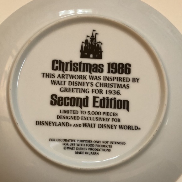 ⭐️Host Pick⭐️ - Vintage 1986 Disney Christmas plate - Picture 7 of 15